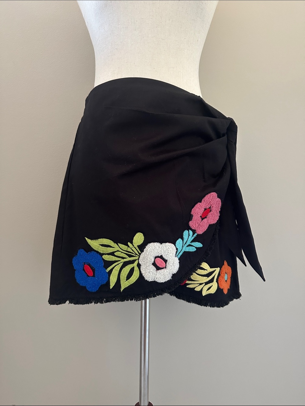 Judith March Black Floral Embroidered Wrap Mini Skirt Sz Large Boho Resortwear